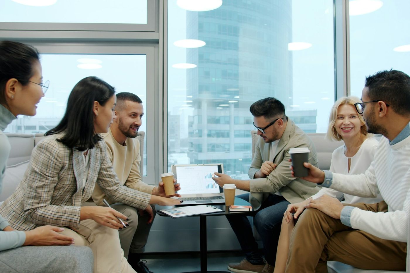 Equipe reunida em uma sala clara, em conversa
